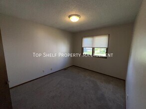 9041 Carpenter Cir Dr in Clive, IA - Building Photo - Building Photo