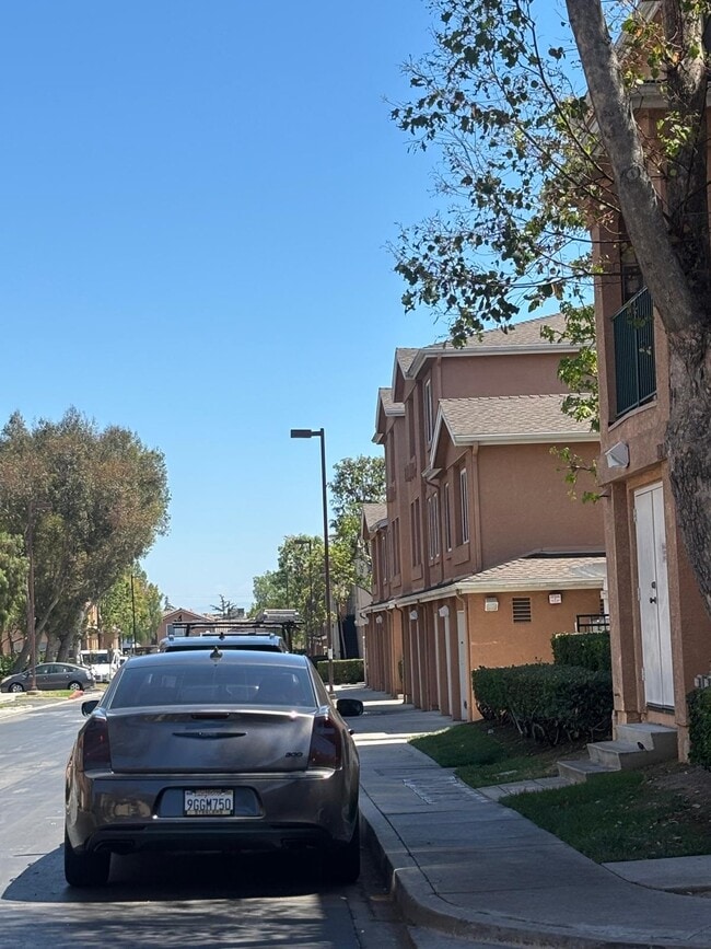 1050 Harbor Heights Dr in Los Angeles, CA - Building Photo - Building Photo