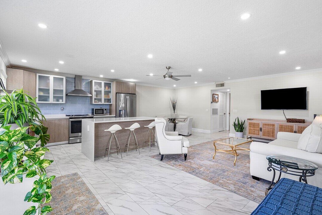 810 High Point Dr W in Delray Beach, FL - Building Photo