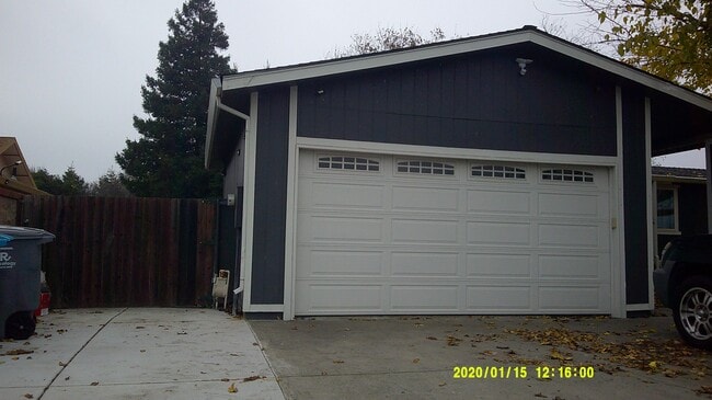 945 Davis St in Vacaville, CA - Building Photo - Building Photo