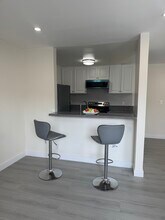 142 S Normandie Ave in Los Angeles, CA - Foto de edificio - Building Photo