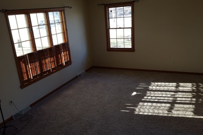 627 Trease Rd in Wadsworth, OH - Foto de edificio - Building Photo