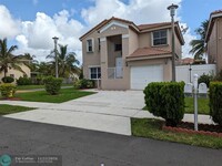 7379 Santa Monica Dr in Margate, FL - Foto de edificio - Building Photo