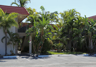 Windsor Court Condminiums in Wilton Manors, FL - Building Photo - Building Photo