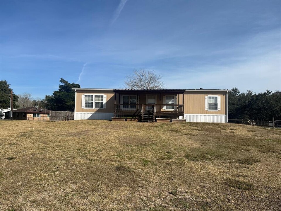 4049 County Rd 450 in West Columbia, TX - Building Photo