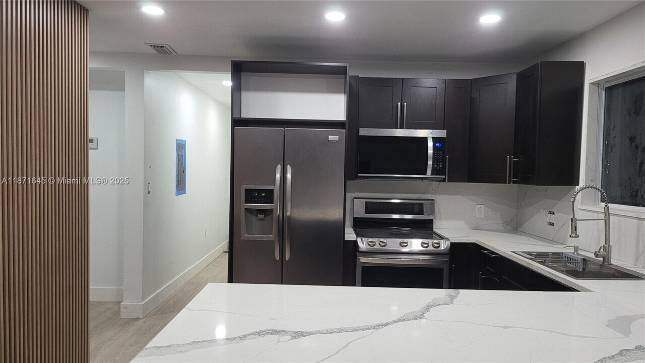 2310 NW 103rd St in Miami, FL - Building Photo