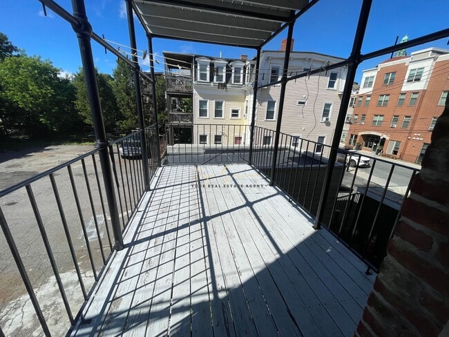 369 Centre St, Unit 2 in Boston, MA - Foto de edificio - Building Photo