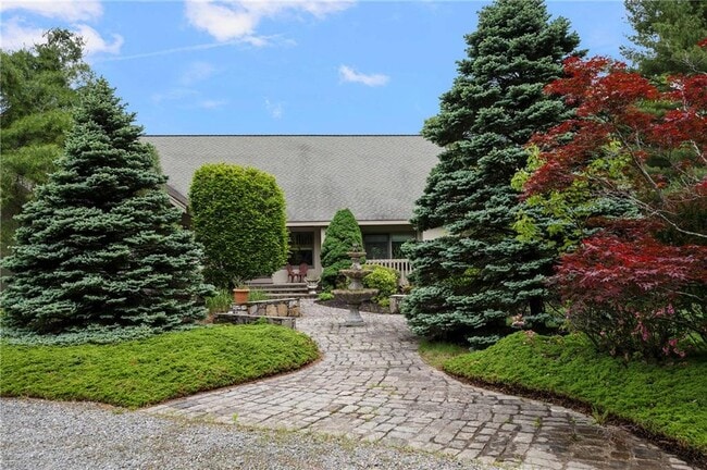 633 Chestnut Hill Rd in Glocester, RI - Building Photo - Building Photo