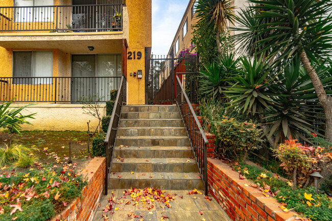 219 Montana Ave in Santa Monica, CA - Foto de edificio - Building Photo