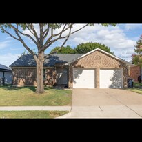 1203 Trenton Ln in Euless, TX - Building Photo