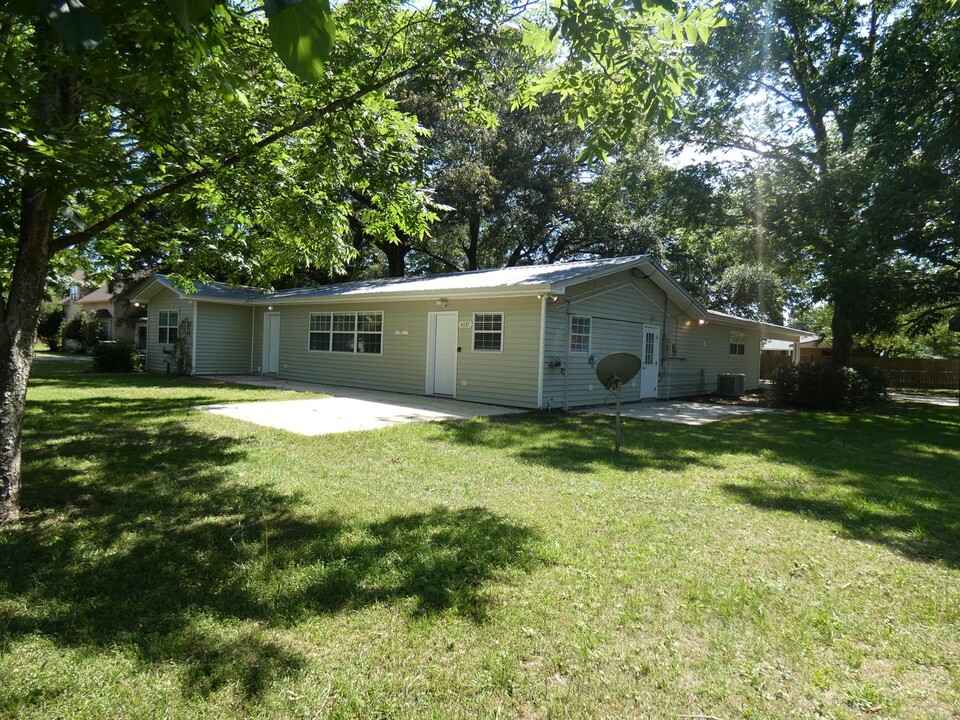 4637 W Bushnell Rd in Milton, FL - Building Photo