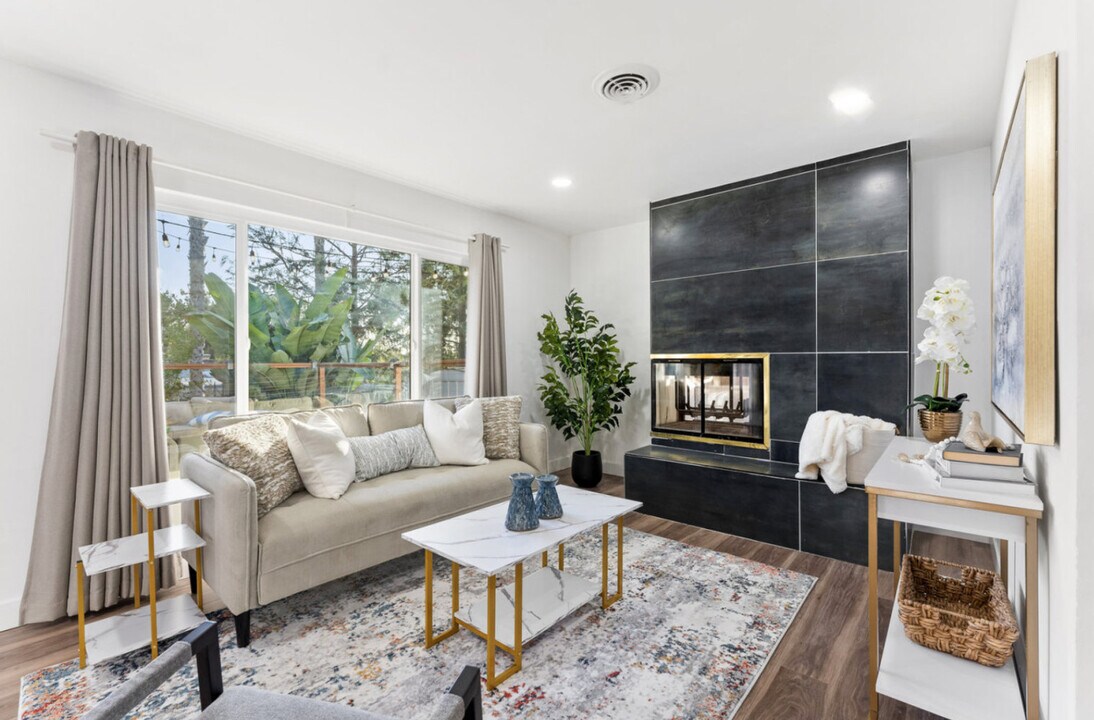 4404 Vista Way in La Mesa, CA - Building Photo