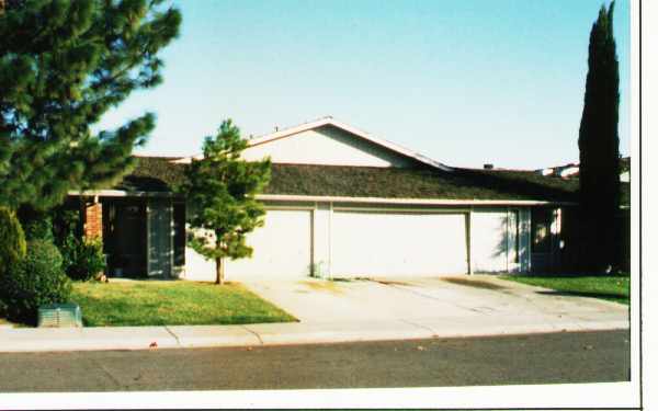 8830-8832 Valleyoak Dr in Stockton, CA - Building Photo