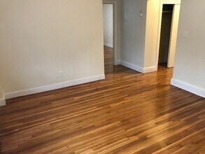 33 Lancaster Terrace, Unit 209 in Brookline, MA - Foto de edificio - Building Photo