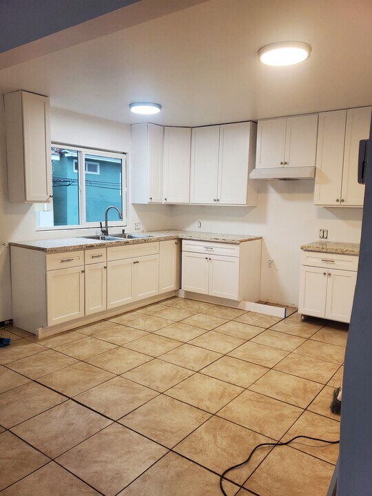 9925 Pinehurst Ave, Unit C in South Gate, CA - Building Photo