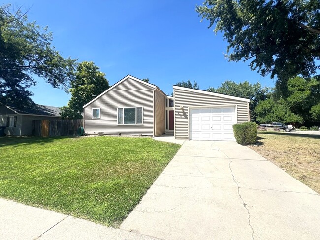 property at 906 E Bergeson St