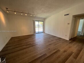 9715 Hammocks Blvd, Unit 203 in Miami, FL - Building Photo - Building Photo