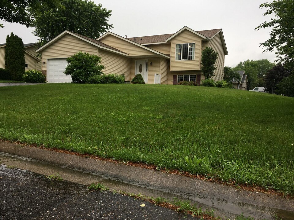 6390 Wildwood Way in Monticello, MN - Building Photo