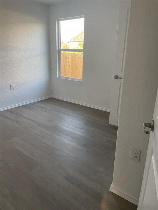 7347 London Ml in San Antonio, TX - Building Photo