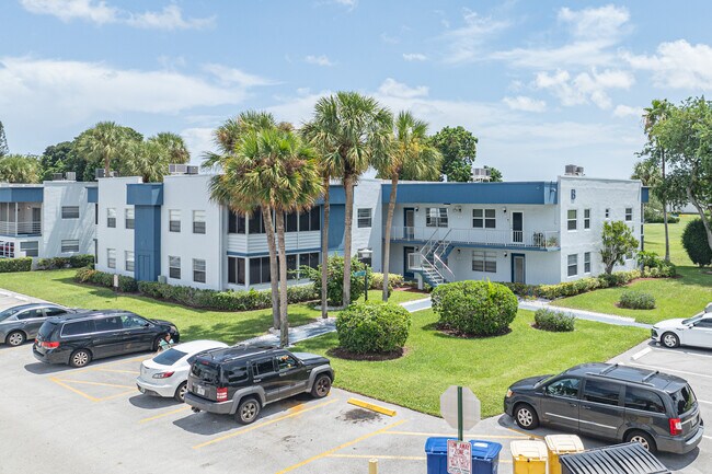 Kings Point Condominium in Delray Beach, FL - Building Photo - Building Photo
