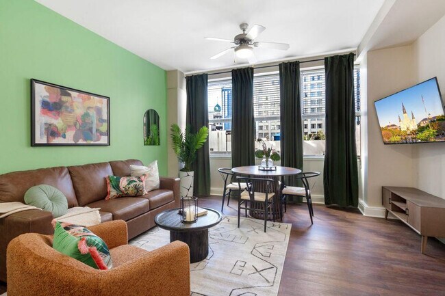 925 Common St in New Orleans, LA - Foto de edificio - Building Photo