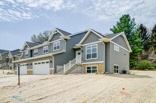 445 Odyssey Ct in Oregon, WI - Building Photo
