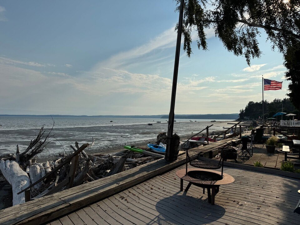 1416 E Ocean Dr in Camano, WA - Building Photo