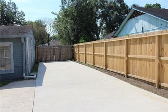 7739 Greendowns St in Houston, TX - Foto de edificio - Building Photo