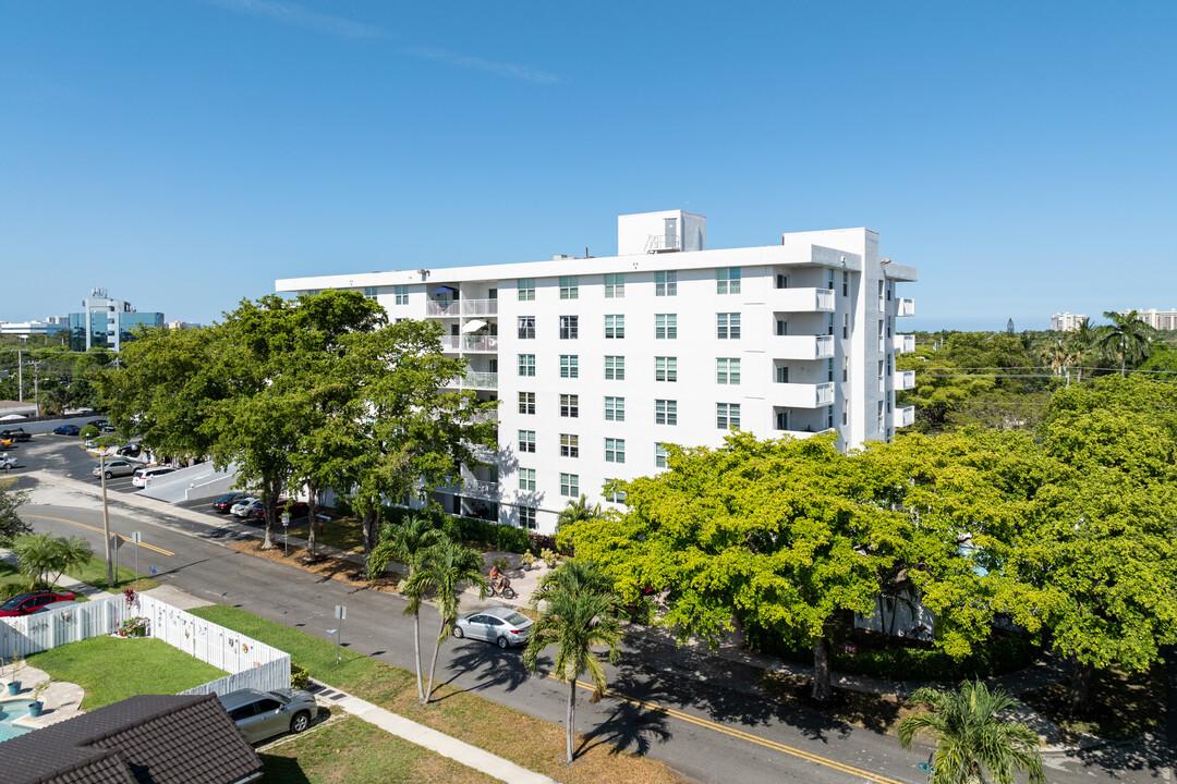 Imperial Point Condominiums in Fort Lauderdale, FL - Building Photo