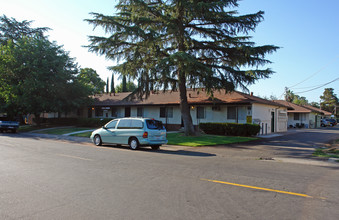 Myrtle Manor Apartments in North Highlands, CA - Foto de edificio - Building Photo