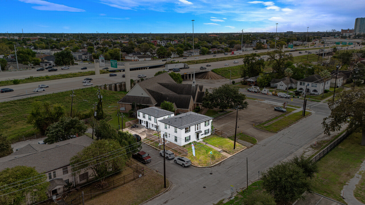 4301 Chartres St in Houston, TX - Building Photo