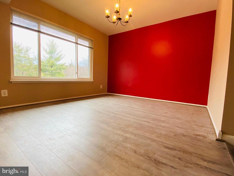 11401 Commonwealth Dr-Unit -301 in Rockville, MD - Building Photo