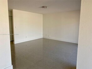8947 SW 149th Pl in Miami, FL - Foto de edificio - Building Photo