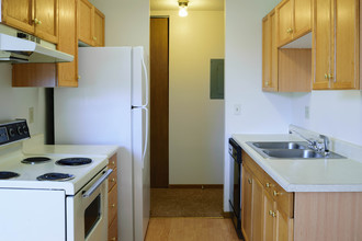 Dakota Ridge Apartments in Minot, ND - Building Photo - Building Photo