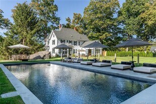 49 Christian St in Washington, CT - Building Photo