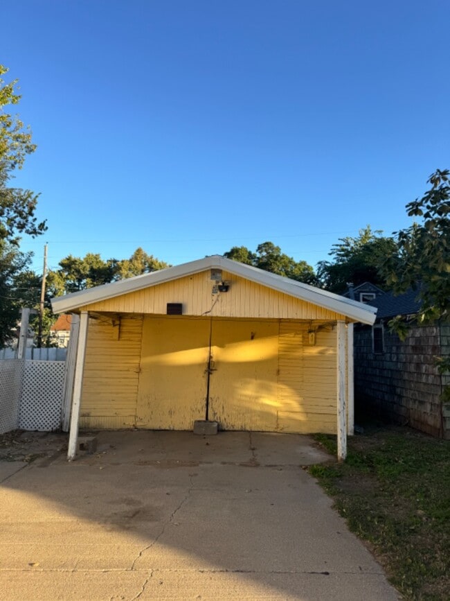 614 W 8th Ave in Hutchinson, KS - Building Photo - Building Photo