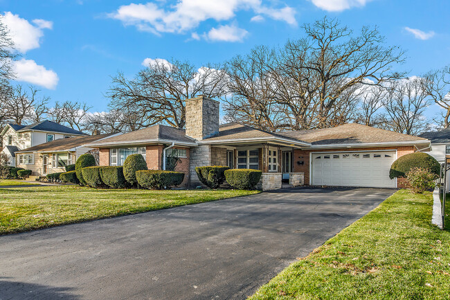 702 Warner Ave in Lemont, IL - Building Photo - Building Photo