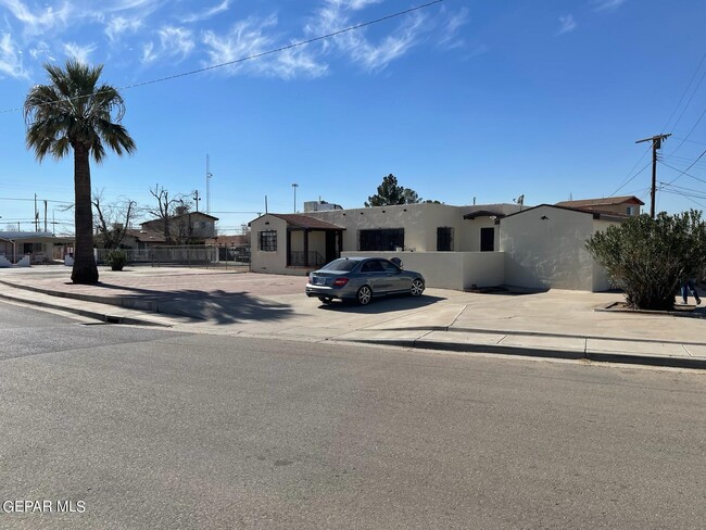 201 Orndorff Dr in El Paso, TX - Foto de edificio - Building Photo