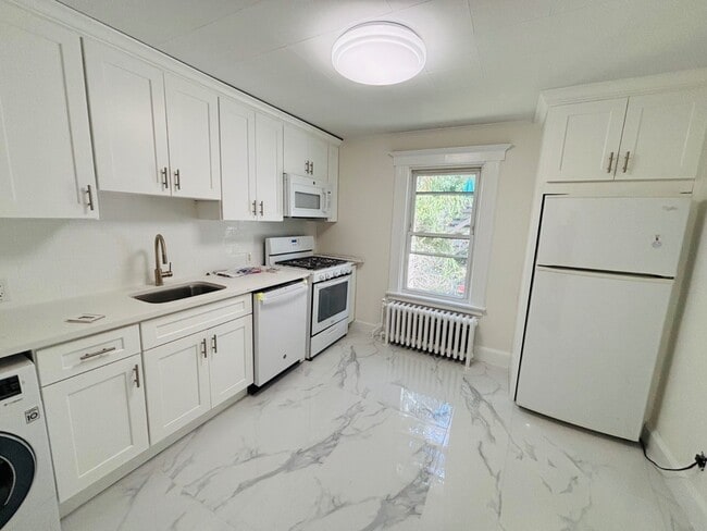 133 Berry Hill Rd in Oyster Bay, NY - Building Photo - Building Photo