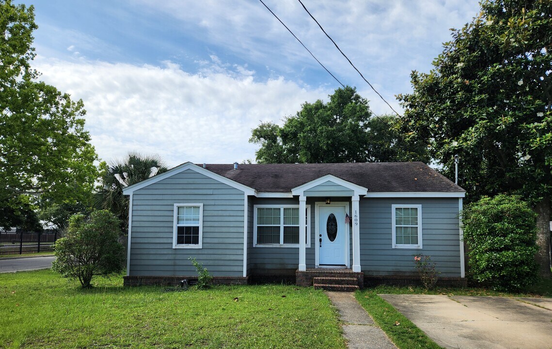 1609 Vine St in Biloxi, MS - Building Photo