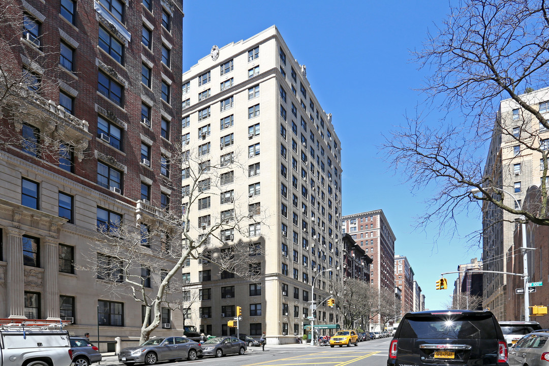 825 W End Ave in New York, NY - Building Photo