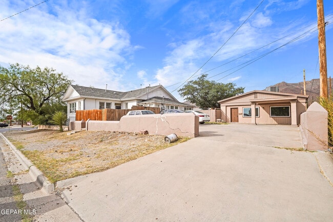 3225 Fort Blvd in El Paso, TX - Building Photo - Building Photo