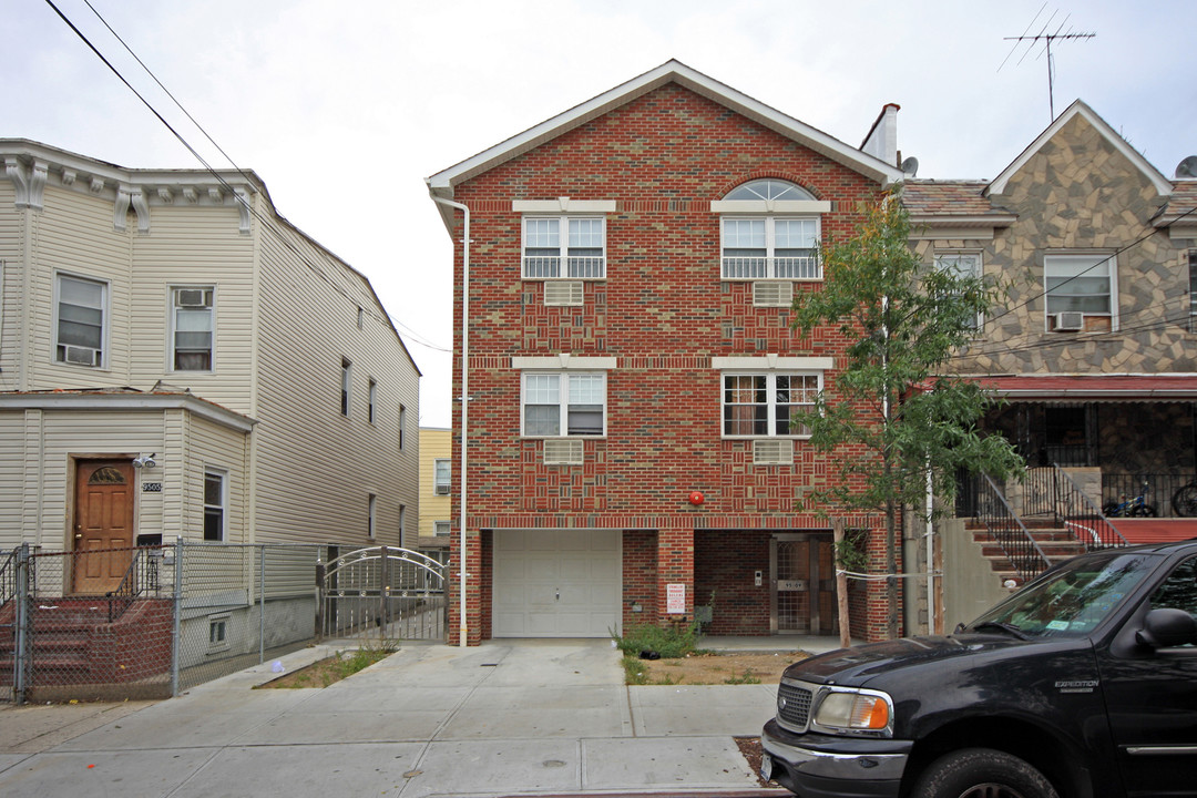 95-09 40th Rd in Flushing, NY - Building Photo