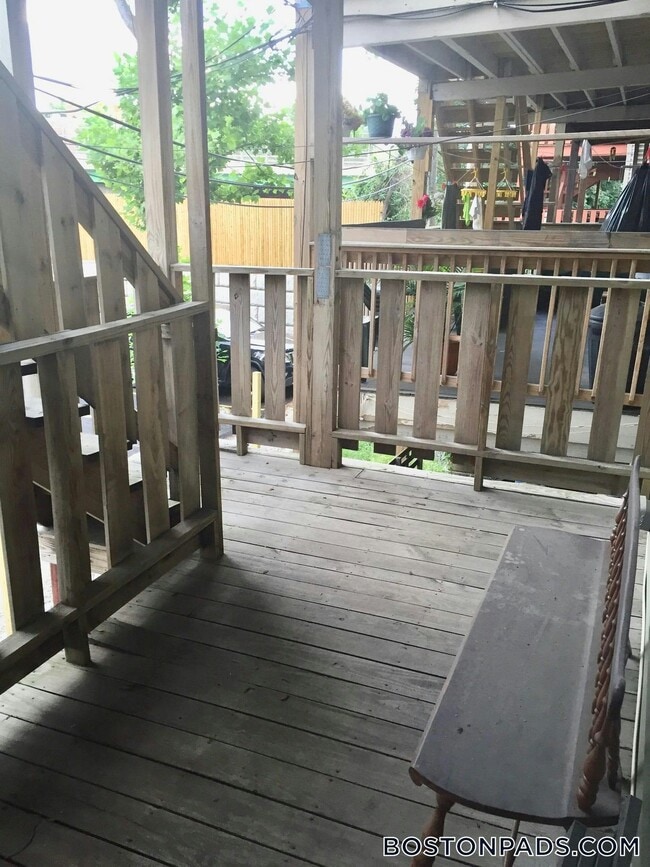 21 Washburn St, Unit 1 in Boston, MA - Foto de edificio - Building Photo