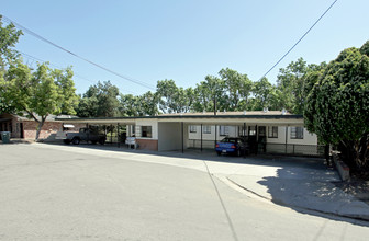 Royal Palms Apartments in Modesto, CA - Building Photo - Building Photo