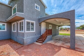 2075 N Gateway Rd in Las Vegas, NV - Building Photo - Building Photo