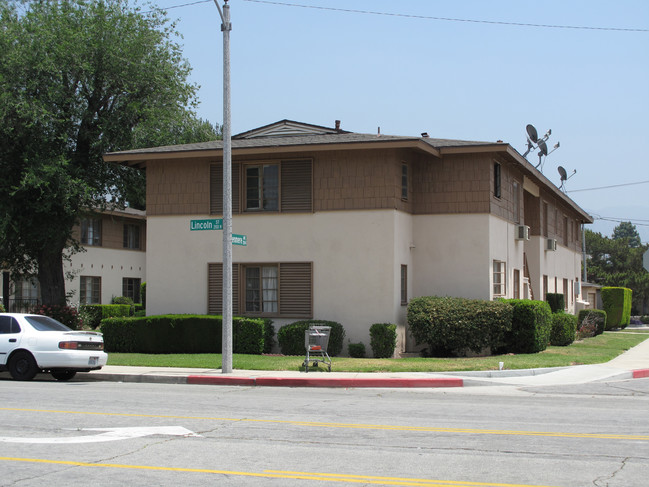 2100 N Lincoln St in Burbank, CA - Building Photo - Building Photo