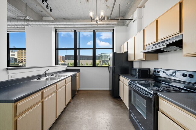 Teweles Seed Tower Apartments in Milwaukee, WI - Foto de edificio - Building Photo