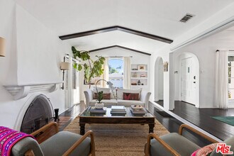 8023 Clinton St in West Hollywood, CA - Building Photo - Building Photo