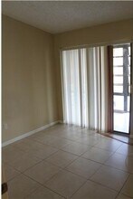 18815 NW 62nd Ave, Unit 205 in Hialeah, FL - Building Photo - Building Photo